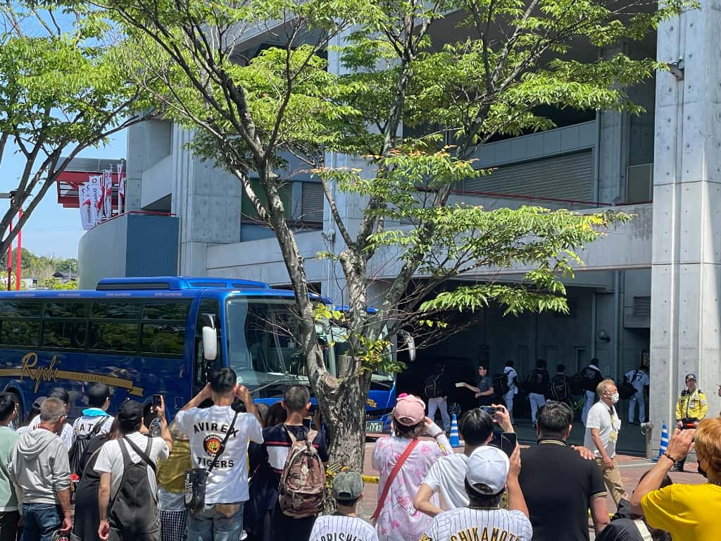 阪神の選手を乗せたバスの写真