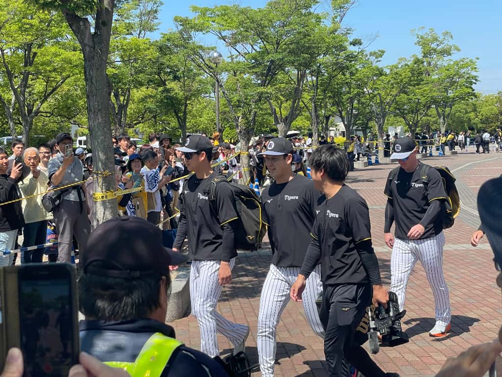 移動する阪神の選手の写真