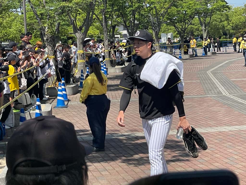 移動する才木投手の写真