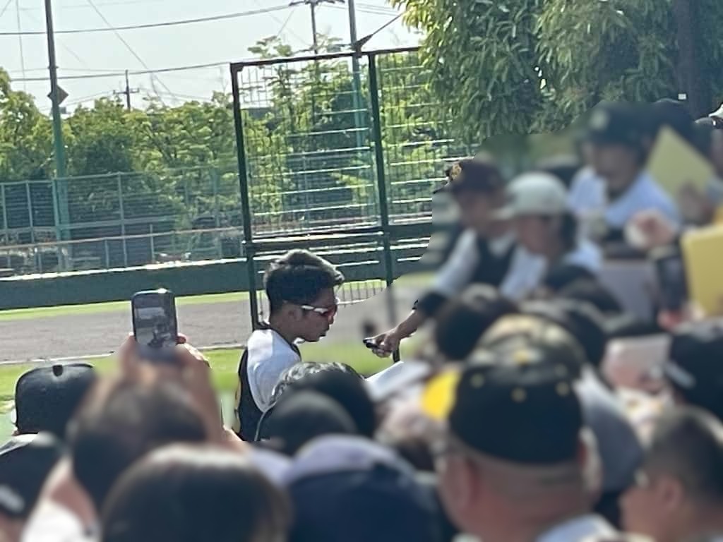 ファンサービスする石井投手