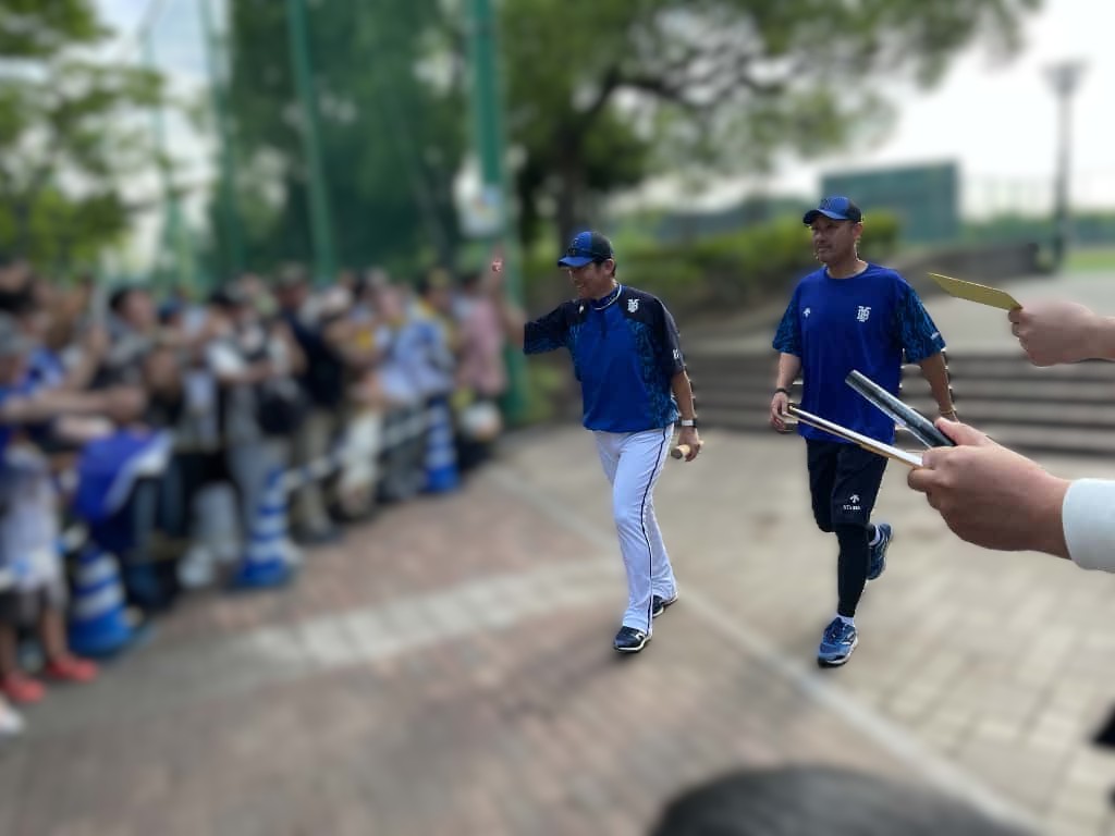 移動する三浦監督