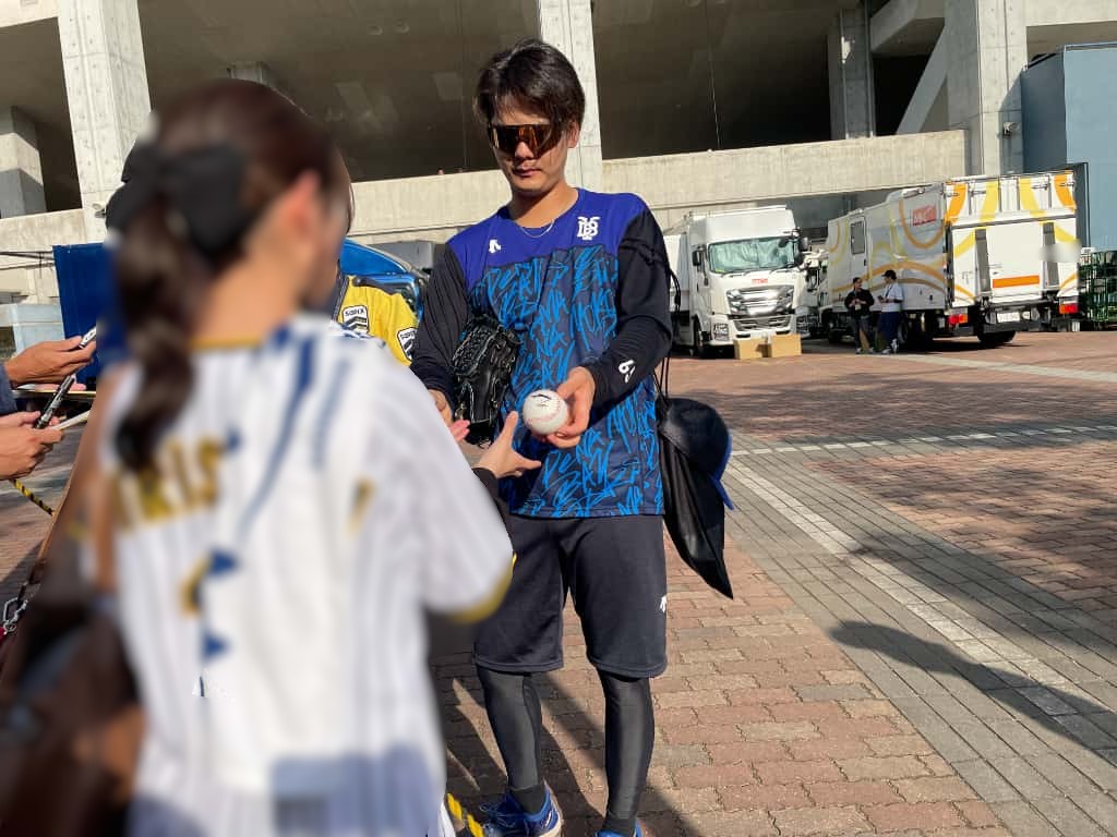 サインする宮城投手