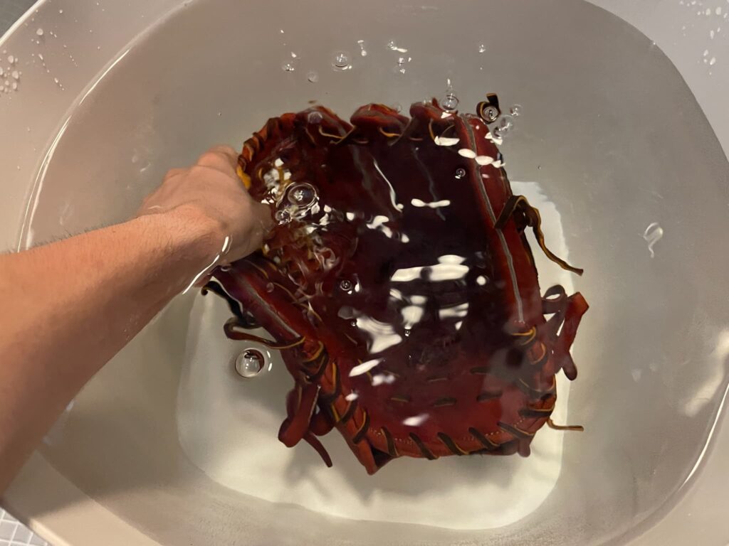 グローブをお湯につける