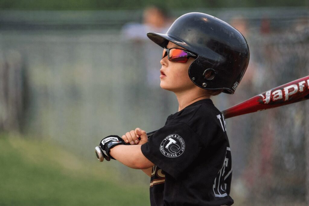 サングラスを着用した少年