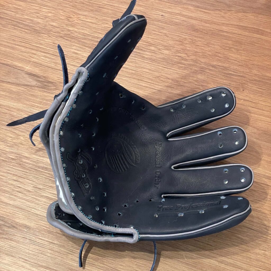 紐を外したグラブ